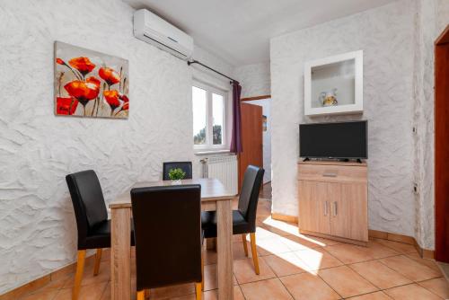 Apartments and rooms with parking space Rovinj - 25298