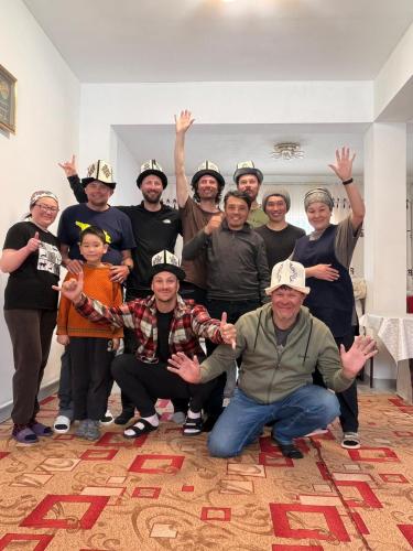 grupa ludzi w kapeluszach pozujących do zdjęcia w obiekcie Салам w mieście Dzhergalan