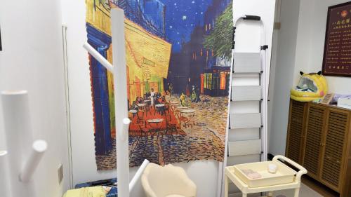 a room with a painting on the wall at 道和轩民宿 in Heyuan