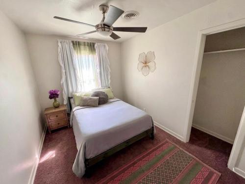 a bedroom with a bed and a ceiling fan at Lux Modern 3BR King Bed Smart TV PetFriendly in Killeen