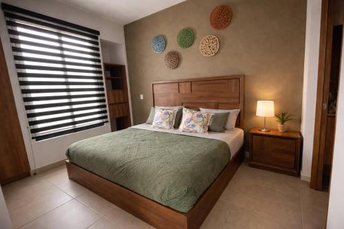 a bedroom with a large bed and a window at Depto nuevo de lujo en PB|Terraza con jacuzzi |Gym in Guadalajara