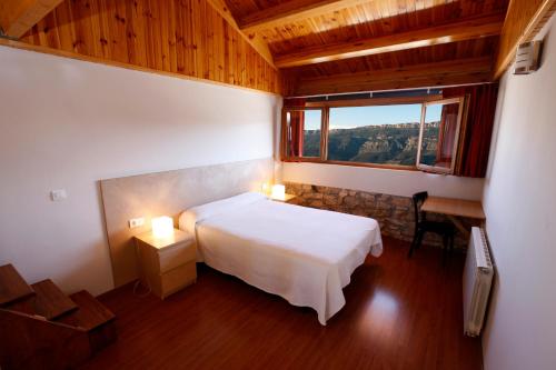 Hotel Restaurante Port d'Ager tesisinde bir odada yatak veya yataklar