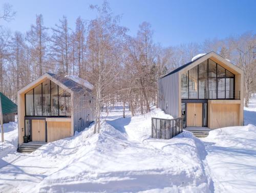 a house in the snow in the woods at Kouzan Woods in Kaributo