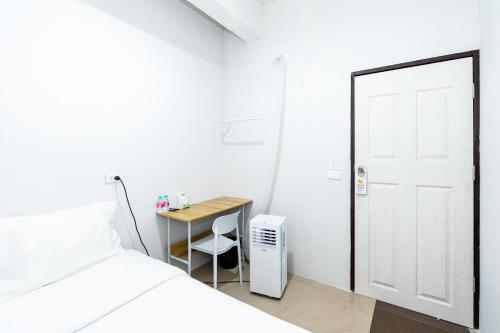 a room with a bed and a desk and a door at Hims Room Khaosan Road in Bang Bua Thong Railway Station