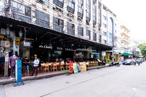 a group of people standing outside of a restaurant at Hims Room Khaosan Road in Bang Bua Thong Railway Station