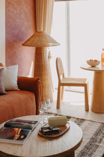 salon z kanapą i stolikiem kawowym w obiekcie Hyde Perth w mieście Perth