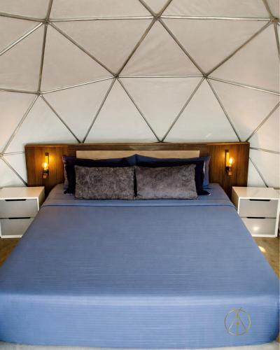 a bedroom with a large bed in a yurt at Omghat Glamping - Domo Ganesha in El Peñol