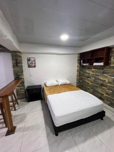 a bedroom with a bed in a room with a piano at Apartamento de lujo con jacuzzi en Jericó in Jericó