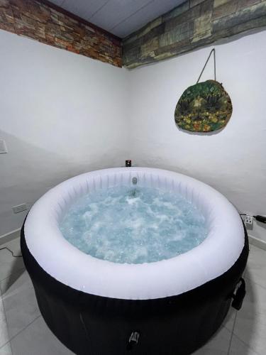a large bath tub in a room with at Apartamento de lujo con jacuzzi en Jericó in Jericó