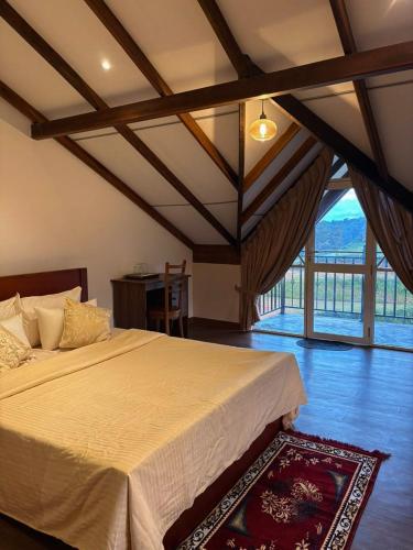 a bedroom with a large bed in a room at 7 Crowns Villa Ambewela, Nuwara Eliya in Boragasketiya