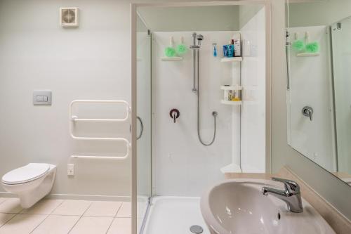 y baño con ducha, lavabo y aseo. en Ocean View Self-contained Apartment, en Porirua