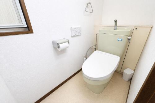 Shibuya Ward, 3 bedrooms, 15 minutes to Shinjuku Station by foot and subway 貸切一軒家9名様 新宿駅から4分の幡ヶ谷駅徒歩11分 渋谷駅直通バス停徒歩1分 ピアノと防音室有
