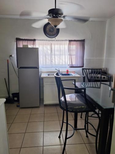 a kitchen with a table and chairs and a refrigerator at Casa en La zona Centro de la Ciudad in Ciudad Juárez