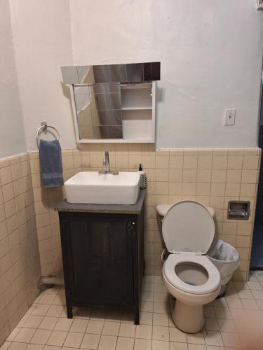 a bathroom with a toilet and a sink at Casa en La zona Centro de la Ciudad in Ciudad Juárez