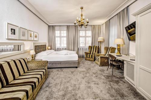 a hotel room with a bed and a desk at Hotel Goldener Adler, BW Signature Collection in Innsbruck