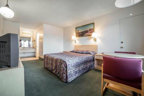 Кровать или кровати в номере Rodeway Inn Boardman - Hermiston