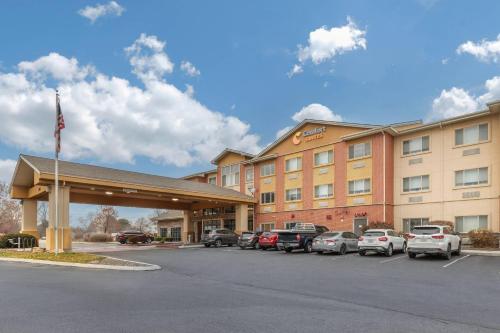 a hotel with cars parked in a parking lot at Comfort Suites Boise West Meridian in Meridian
