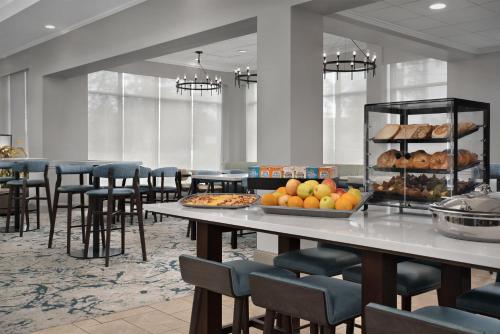 a large room with aasteryasteryasteryasteryasteryasteryasteryasteryasteryasteryastery at Hilton Garden Inn Tallahassee Central in Tallahassee