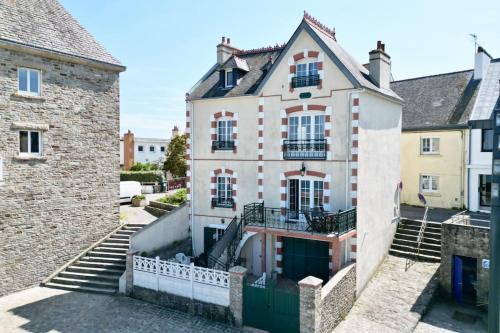 an old building with a staircase in front of it at Villa authentique Vue mer 360 Les pieds dans l’eau in Larmor-Plage
