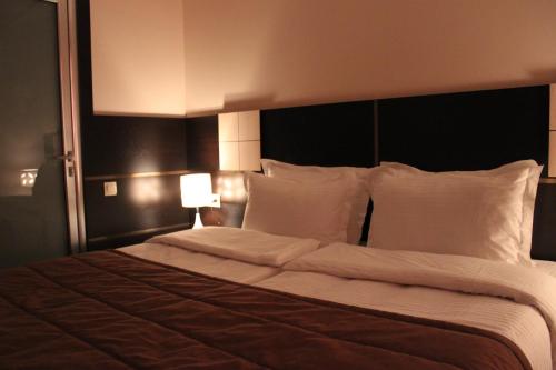  Hotel Lilia Yerevan -  Room  picture :   Tea/Coffee maker    Shower    Bath                           