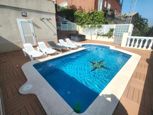 a swimming pool with chairs and a starfish in it at BEACH HOUSE. CASA CON PISCINA PRIVADA in Calafell