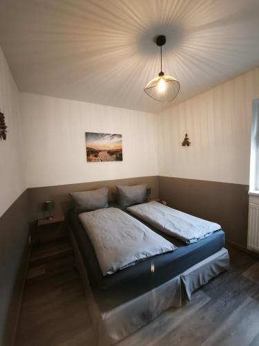a bed in a room with a ceiling at Juliusruh Strandparadies 1 in Juliusruh