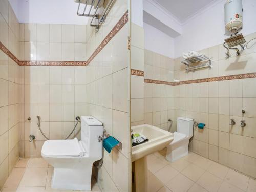 a bathroom with a toilet and a sink at Hotel Royal Prithvi Palace Near Ghaziabad Railway Station in Ghaziabad
