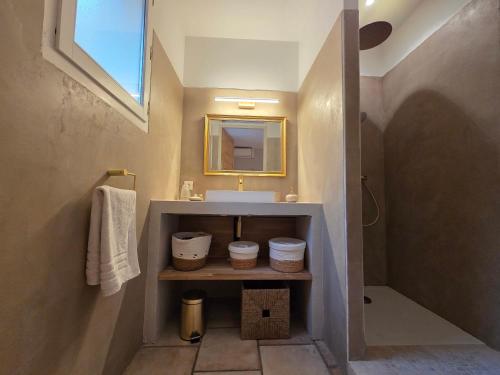 a bathroom with a sink and a mirror at Domaine Les Gendalis in Saint-Saturnin-les-Avignon