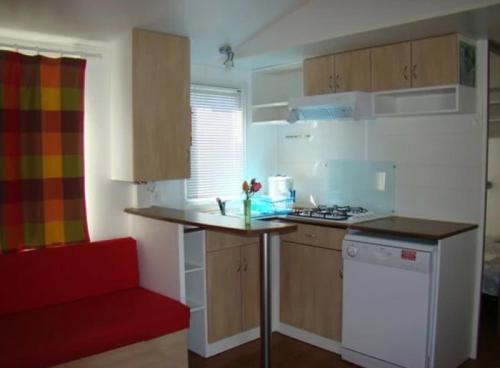 a kitchen with a counter and a stove top oven at ZEcamping 4 étoiles avec chiens acceptés piscine chauffée à 1km de la plage in Torreilles