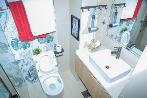 a bathroom with a toilet and a sink at Executive-Studio-Apartmen in Nairobi
