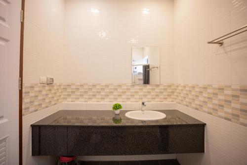 a bathroom with a sink and a mirror at Vera Cozy Stay 2 in Ban Zong Katiam