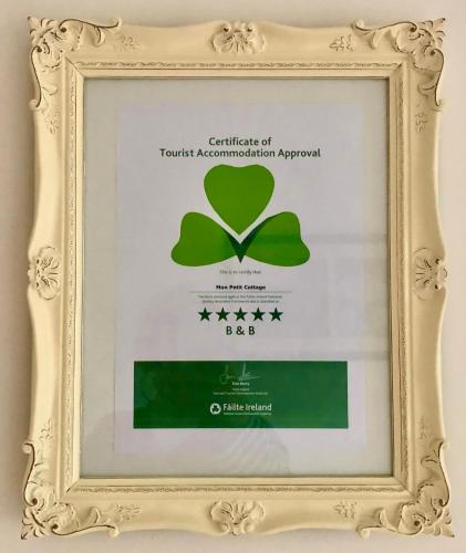 a picture of a framed picture of a four leaf clover at Mon Petit Cottage - B&B and Guest House in Bunclody in Bunclody