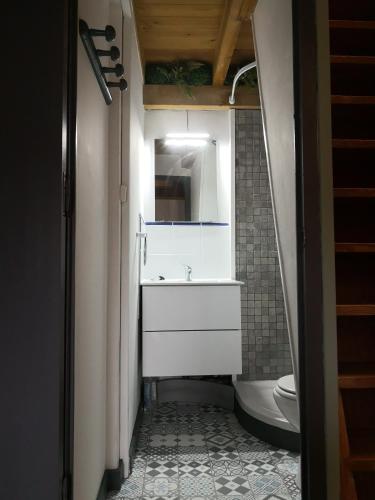 un bagno con lavandino e WC di Casa Atuel a Bierge