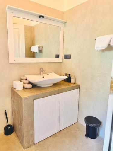 a bathroom with a sink and a mirror at Villa Mario in Unawatuna