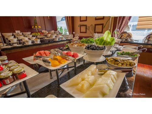 una linea a buffet con molti tipi diversi di cibo di Meyra Palace a Ankara