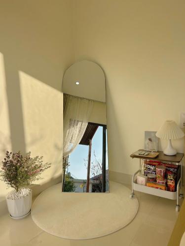 a room with a large mirror in a room at Hannie House- Mộc Châu in Mộc Châu