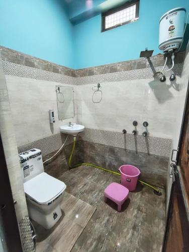 a bathroom with a toilet and a sink at Shri Janki Raman kunj 5 minut from ram mandir in Ayodhya
