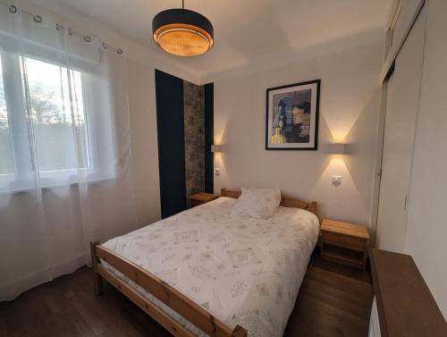 a small bedroom with a bed and a window at Villa jeandor in Braucourt