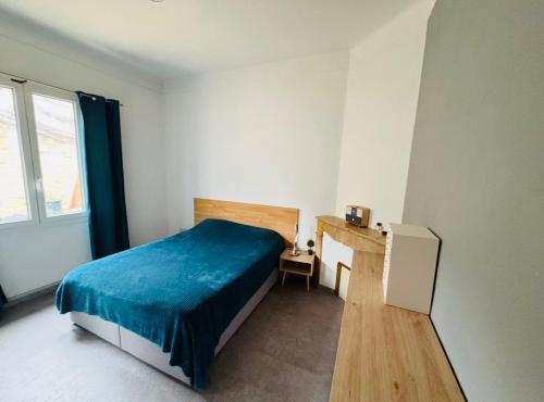 a small bedroom with a bed and a desk at 3 pièces TERRASSE et JACUZZI in Nîmes