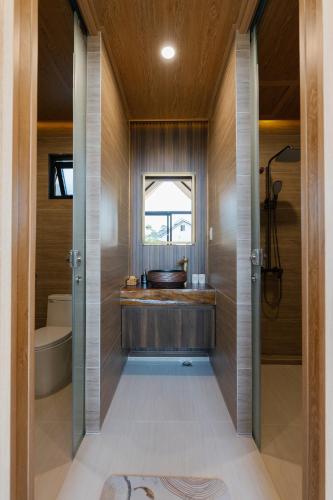 a bathroom with a sink and a toilet and a tub at Zenora Homestay in Khu Chi Lăng