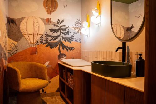 ein Badezimmer mit Waschbecken, Stuhl und Spiegel in der Unterkunft Hotel Kraft in Kraśnik