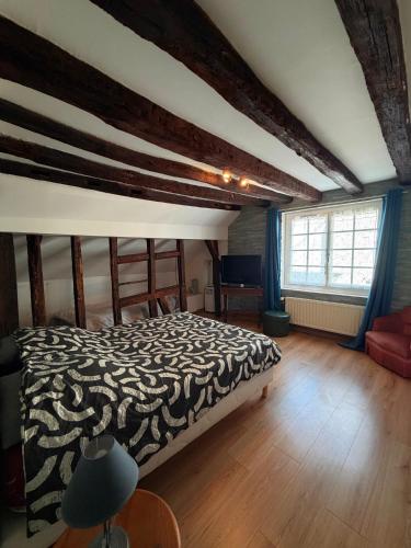 a bedroom with a bed and a window at La Baraque de Beauval in Saint-Aignan