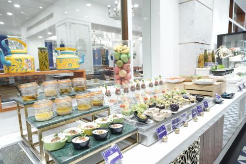 Makanan di atau di tempat lain dekat hotel