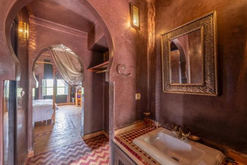 a bathroom with a sink and a mirror at Dar Mardan in El Aggada