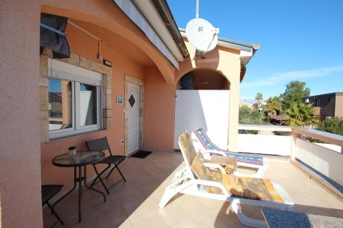 Apartments with heated pool , Vir