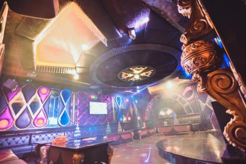 a room with a stage and a wall covered in graffiti at Muong Thanh Luxury Ca Mau Hotel in Cà Mau