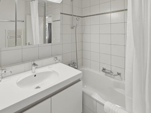 Beautiful, quite and very central 2 bedroom flat (Sky6)