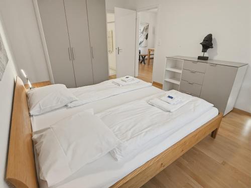 Beautiful, quite and very central 2 bedroom flat (Sky6)