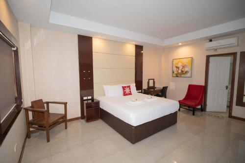 a bedroom with a bed and a table and chairs at Brevant Pool Club and Resort in El Salvador