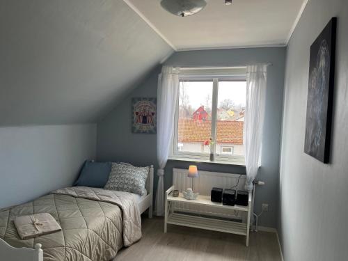 a small bedroom with a bed and a window at Ferienhaus in Orrefors in Orrefors